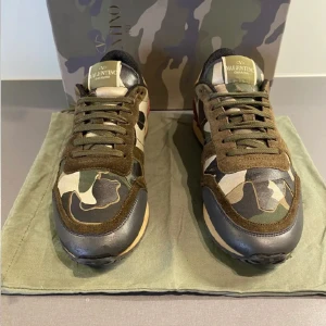 Valentino rockrunners - Säljer dessa eftertraktade valentino rockrunners skorna pga av de är för stora. Storlek 40 men  passar större bättre alltså 41/42. Box, påse samt valentinokort tillkommer vid köp. Skick 8/10. Pris kan förstås diskuteras, hör av dig vid funderingar. 