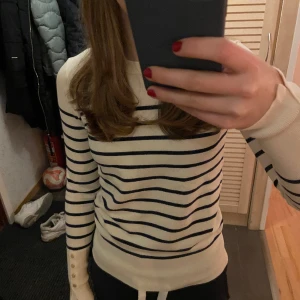 Randig tröja från Zara - Helt ny tunnstickad tröja från Zara. Guldknappar på ärmarna. Frakt betalas av köparen.