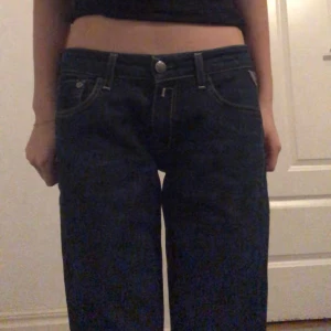 Low waisted Replay jeans - Bootcut/straight replay jeans som jag älskar men kommer inte till andvänding.  Innerbenmåt: 77cm Jeansen är i bra skick frånutom två knappar som är borta som du kan se i bild 3.  Möts gärna up i Malmö. 🖤