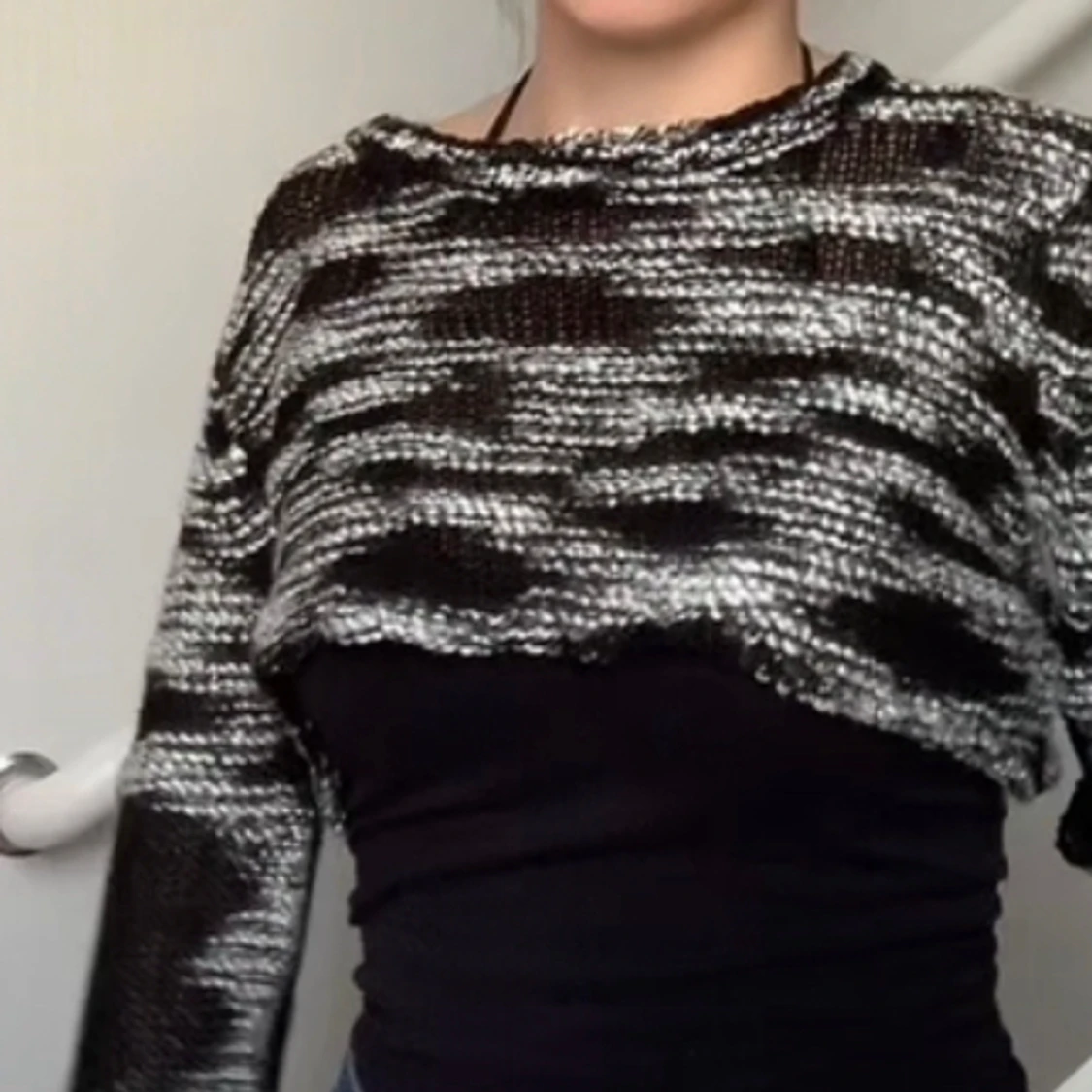 Stickad grå och svart kofta  - 2