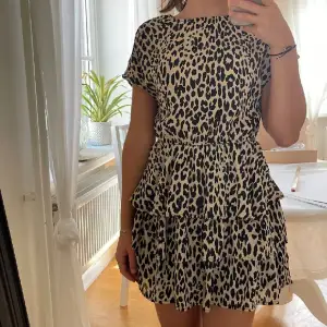 Leopard klänning som är superfin på men tyvärr passar inte längre🤍