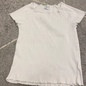 Vit t shirt - Säljer en vit t shirt från lindex barnavdelning i strl 170. Är väldigt stretchig så är som xxs. Inga defekter.