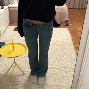 Snygga lågmidjade jeans från Levis, jag är 176, innebenslängd 84, midjemått 89