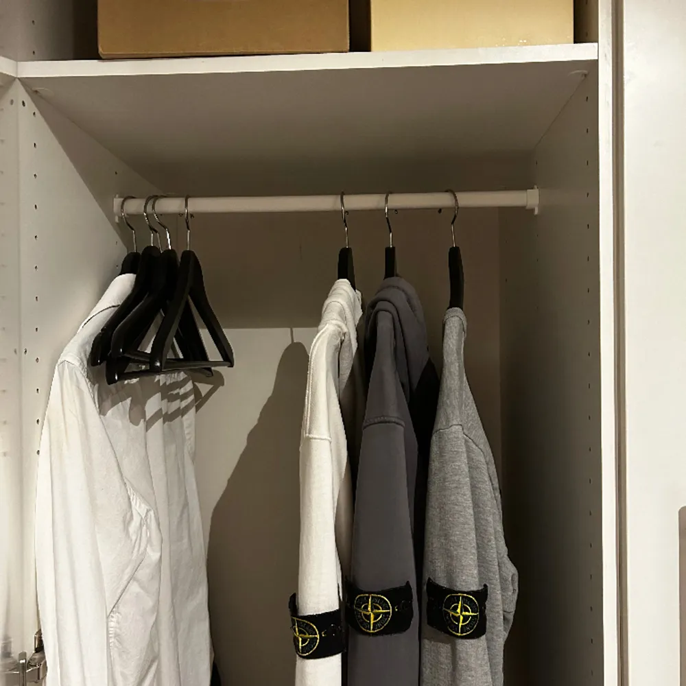 Säljer 3 stycken Stone Island tröjor, 2 hoodies samt 1 crewneck. Samtliga tröjor är i storlek L och passar M-L. Alla är köpta på NK i Stockholm och påse/kvitto kan fås med.  Grå crewneck-700kr Blå/grå hoodie-900kr Vit hoodie-700kr Allt-2000. Hoodies.