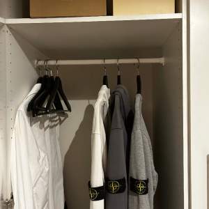Säljer 3 stycken Stone Island tröjor, 2 hoodies samt 1 crewneck. Samtliga tröjor är i storlek L och passar M-L. Alla är köpta på NK i Stockholm och påse/kvitto kan fås med.  Grå crewneck-700kr Blå/grå hoodie-900kr Vit hoodie-700kr Allt-2000