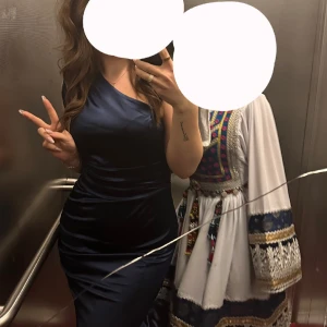 Bröllopsgäst klänning / balklänning - Använd endast en gång på ett bröllop super fin och enkel klänning, säljer då den ej kommer komma till användning igen