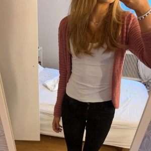 Mönstrad Rosa kofta  - Superfin vintage rosa kofta från only med speciellt mönster 💕 köparen står för frakt!