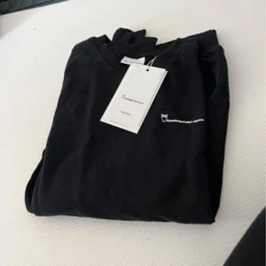 KnowledgeCotton Apparel - En helt ny KnowledgeCotton Apparel tunn sweatshirt Köpt för 699kr Säljs pågrund av rensning vid flytt, aldrig använd helt ny, Lappar kvar. Storlek S