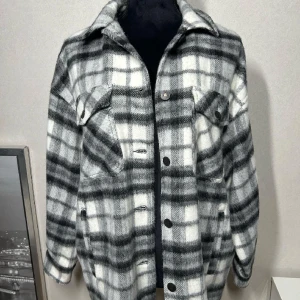 Skjort jacka - Säljer denna skjortjackan som är från Zara, ull material. Aldrig använd storlek M. Kostar runt 600kr