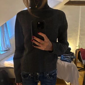 Stickad tröja - Säljer denna stickade tröja då den inte kommer till användning längre 💛