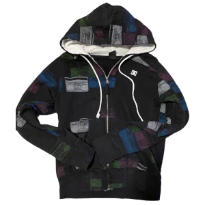 Snygg DC hoddie! - Svin snygg DC hoodie! Står storlek L men är i barnstorlek så skulle säga att den sitter som XXS/XS. Sliten DC logga på framsidan. 6/10 i skick alltmänt. KÖPAREN STÅR FÖR FRAKTEN, KONTAKTA INNAN KÖP ELLER VID FLERA FRÅGOR! 