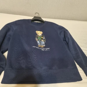 Polo bear tröja - En jätte fin och helt ny polo bear tröja🐻anledning varför jag säljer den är för den har blivit för stor för mig!! Som sagt den e ny så Skick 10/10✨pris går alltid att diskutera⭐skicka hjärna om ni undrar nåt!! (ny kostar den 1685kr)