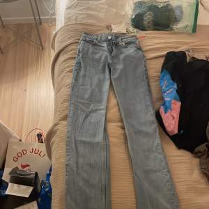 Säljer Weekday jeans i modellen ”smooth”. Storlek 24/30 men jag har sprättat dom så jag skulle säga att dom är 24/31 nu. Köpte för 550kr så tänker mig 200kr + frakt. Skriv för frågor 🤍