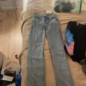 Säljer Weekday jeans i modellen ”smooth”. Storlek 24/30 men jag har sprättat dom så jag skulle säga att dom är 24/31 nu. Köpte för 550kr så tänker mig 200kr + frakt. Skriv för frågor 🤍