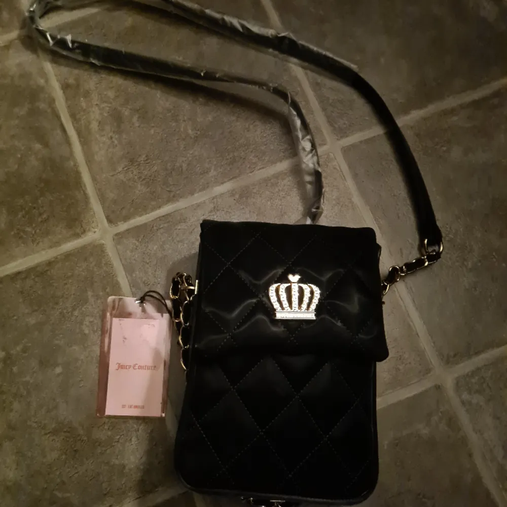 Helt ny Juicy Couture handväska/crossbodybag. Supercoola detaljer och 1 fack med dragkedja på insidan.  Säljer via köp nu eller prisförslag, allt via Plick.. Väskor.