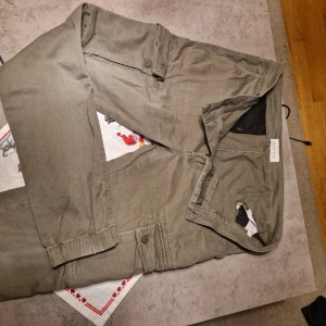 Cargobyxa Pier One - Säljer super sköna cargo byxor i oliv grön från Pier One, finns inga skönare cargo braller än de här. Vid frågor släng iväg ett DM.