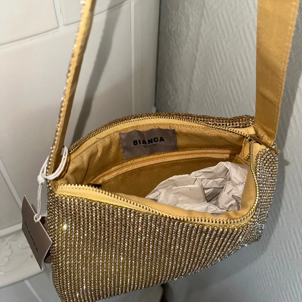 Väska från Biancas kollektion för Nelly, helt oanvänd med lapparna kvar. Modellen heter ”london bag” och säljs inte längre då den är sålde slut vid släppet. Glittrar jättefint i verkligheten, köpt för 600:- 💛. Väskor.