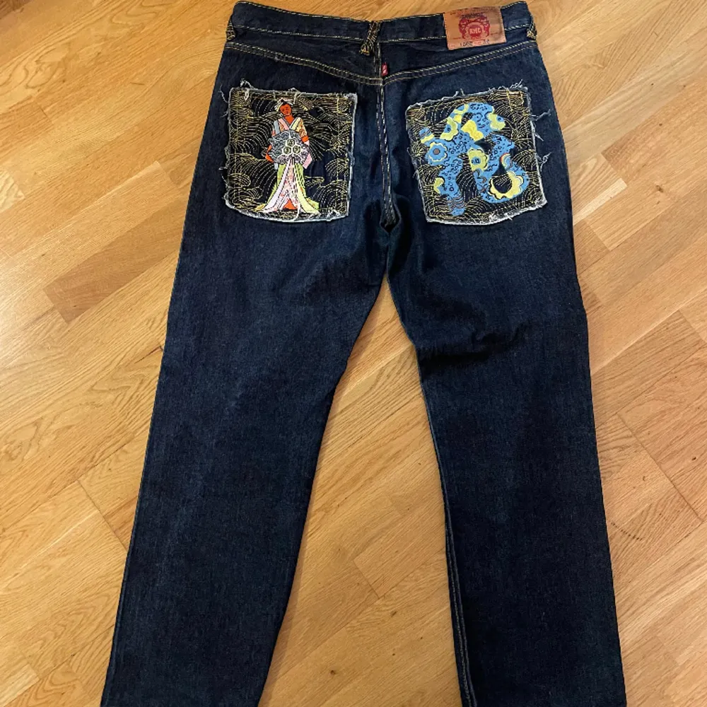 så snygga och sitter bra som baggy men bara nt min stil längre pris kan diskuteras 💓men köpte dem för 2000kr. Jeans & Byxor.