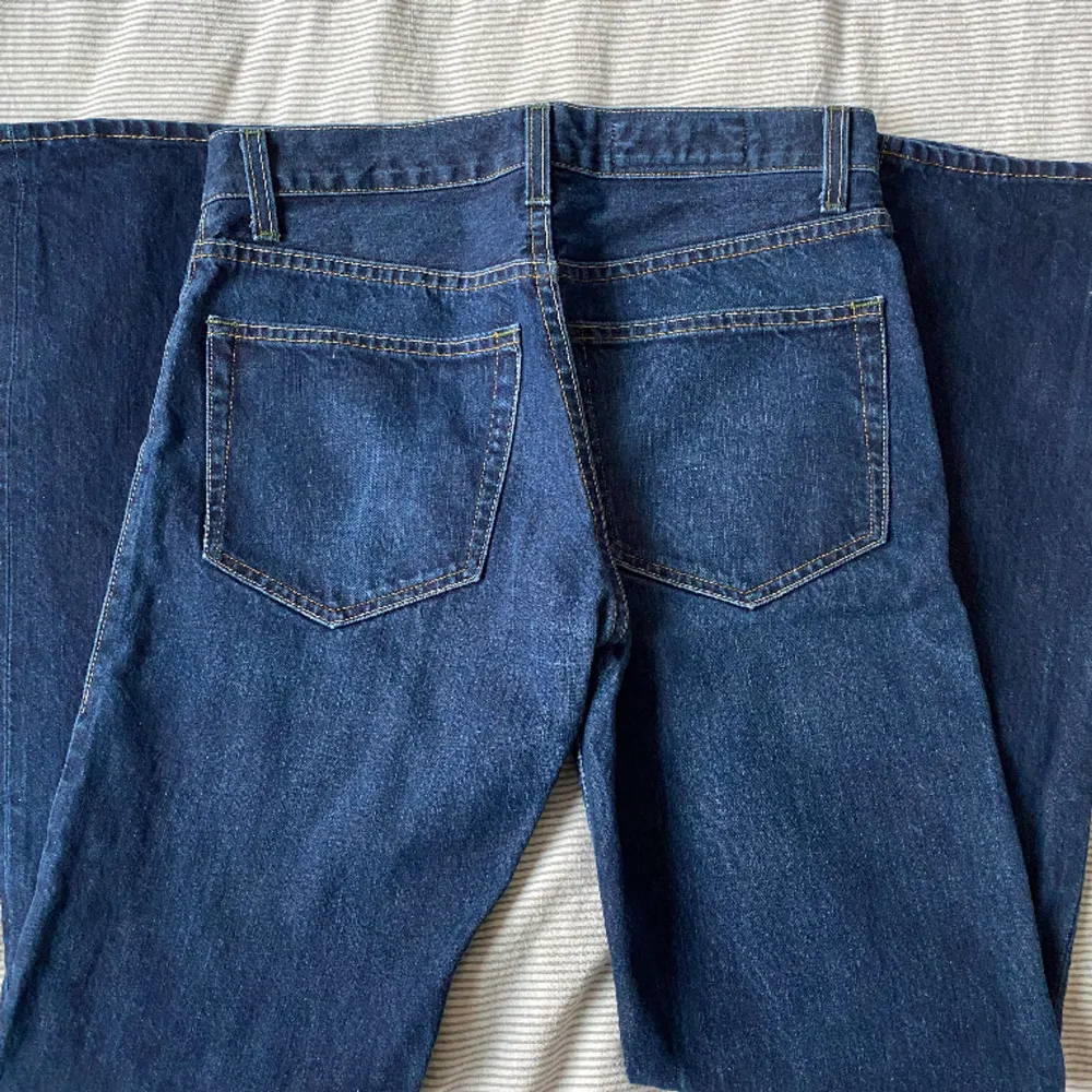 Det gör ont i mig att sälja dessa, men dom har blivit försmå och det är dags att säga hejdå! Ett par jeans jag köpt i USA för 2500kr! Dom sitter otroligt fint (nästan som Zaras straight leg)!. Jeans & Byxor.