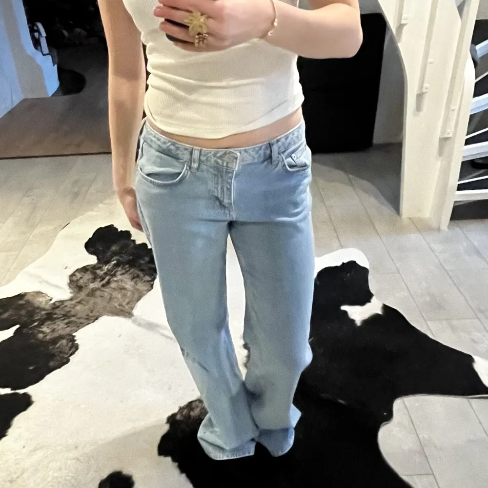 säljer dessa skitsnygga lågmidjade jeansen!💕aldrig använda så i nyskick☺️är 170cm. Jeans & Byxor.