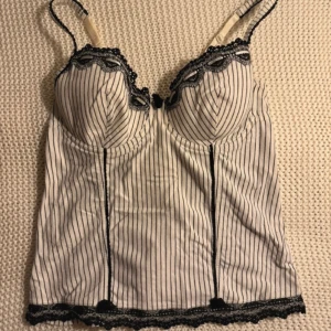 Randig corset - Svart och vit randig vintage corset, i super bra skick. 