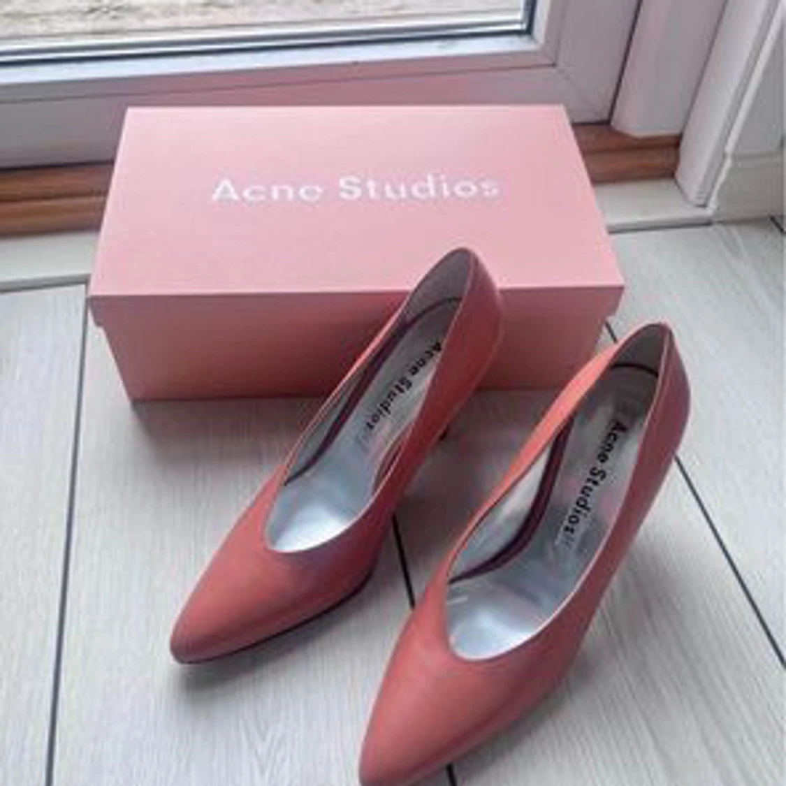 Acne pumps 