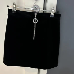 Kjol - Kjol från H&M passar till fester och olika tillfällen. Använd bara en gång, är normal i storlek och mycket bra skick.