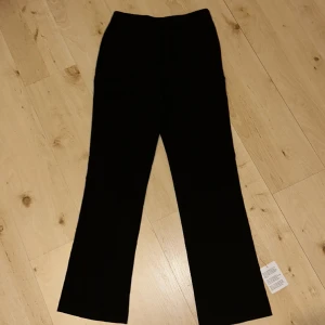 Kostymbyxor  - Helt oanvända kostymbyxor ifrån ASOS: Säljs pga att dom är förstora och glömde skicka tillbaka!