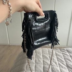 Maje väska - Säljer min super fina maje väska i toppsick, som tyvär inte kommer till användning längre❣️