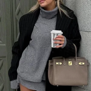 Grå stickad polo tröja från NAKD x Lojsan Wallin  - Grå stickad polo tröja från NAKD x Lojsan Wallin🤍Använd en gång🖤