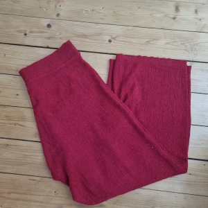 Röda halvkorta byxor - Som nya. 