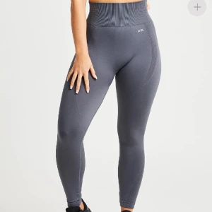 AYBL Balance V2 Seamless Leggings - Säljer dessa träningsbyxor från AYBL i kollektionen Balance V2 Seamless. Är i bra skick och endast använda en gång. Säljer då de är för små för mig  OBS: trycket på insidan av tightsen har lossnat något (se bild 3)
