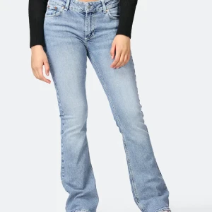 lågmidjade jeans - Säljer mina lågmidjade bootcut jeans med detaljer på fickorna då de inte kommer till användning längre. De är endast använda ett fåtal gånger och är i super fint skick!💕