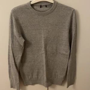 Grå Tröja Herr - Fin Grå tröja från H&M. Välanvänd men i fint skick. Storlek XS men passar S också.