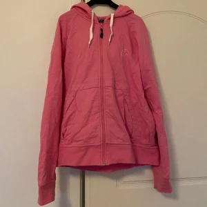 Rosa Hoodie med dragkedja från Marwin - Fin rosa hoodie med dragkedja från marwin i ett fintskick