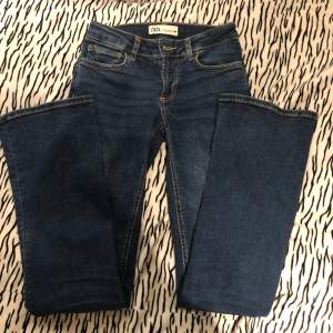 säljer dessa bootcut jeans från Zara för de är så små och inte min stil längre!💕 nypriset är 400kr