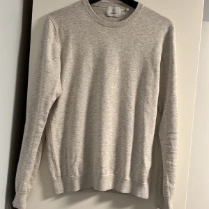 Bläck tröja - Säljer denna bläck tröja då den är för liten. Skicket är 9/10. Nypris 600 mitt pris 300. 