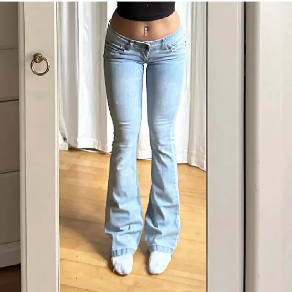 Supersnygga lågmidjade jeans. Midjemått- 80 cm, innerbenslängd- 84 cm och midjehöjd- 18 cm. Jeans & Byxor.