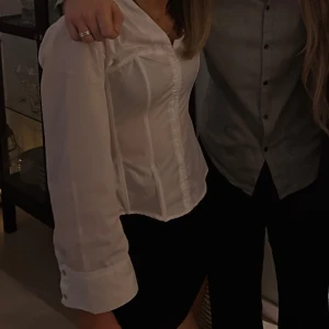 Vit skjorta med korsett - Säljer denna fina skjorta från Zara med korsett liknande midja. PRIS: 150kr❤️