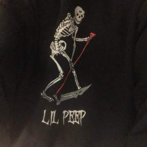 Fin lil peep hoodie som inte använts särskilt mycket. Används inte alls så säljer nu. Billigt vid snabb affär Supermysig