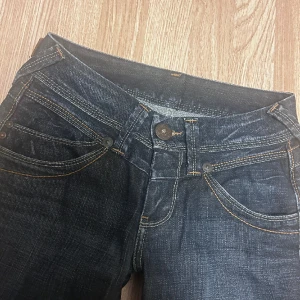Lågmidjade jeans - Lågmidjade raka jeans. Nypris 700kr köpta här på plick. Midjemått rakt över 34, innerbenslängden 76, ytterben 100, benöppning rakt över 21. Köparen står för frakten 69kr via swich. använd helst köp nu 