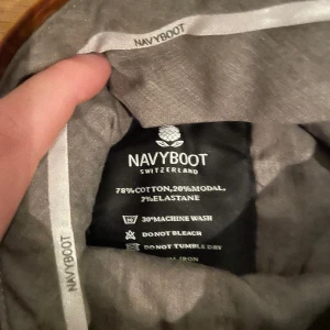 NAVY BOOT SWISS - Najz o allt