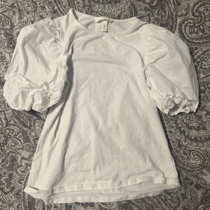 T-sirt med puff armar - En fin vit topp🤍