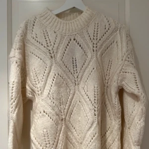 Stickad tröja - Köpt secondhand men aldrig använt själv. Tycker att skicket är väldigt bra! Inga tecken på användning märks🥰 Skriv för fler bilder!! 