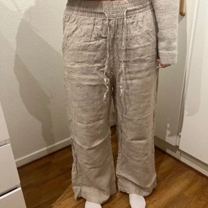 Linne byxor  - Jätte fina linnebyxor som kommit till användning några gånger. Jätte fina och bra skick på dem, även bra material. Stil 36