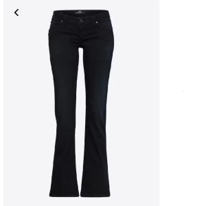 bootcut ltb jeans nattblå  - Jättesnygga bootcut ltb jeans i modellen valerie, färg nattblå!! Använda fåtal gånger men inga defekter. Kan även tänka mig att byta till 24/32.❤️🥰