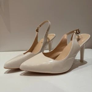 SHEIN Heels - Oanvända, köpta på SELLPY! 🎉 Storlek: 37-38  #nyår #nyårsafton #klackar #klackskor #shein #sheinheels #heels #nyårsskor #newyears #malmö #lund #skåne #billigt #weekday #hm #bikbok #prettylittlething #fest #festskor #party #festligt #37 #38