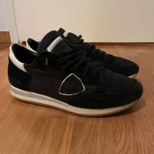 Philippe Model - Säljer mina supersnygga Philippe Model skor då de tyvärr inte passar mig längre. Medföljer tyvärr ingen box, påse eller dylikt. Små skavanker på sulan men inget som påverkar. Tveka inte på att höra av er vid intresse eller fler frågor. Allt gott!
