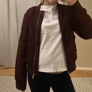 Snygg Bomberjacka - Så snygg färg, nyskick från märket f&f , säljer pga att jag köpte i fel storlek och gick ej att skicka tillbaks💞💞