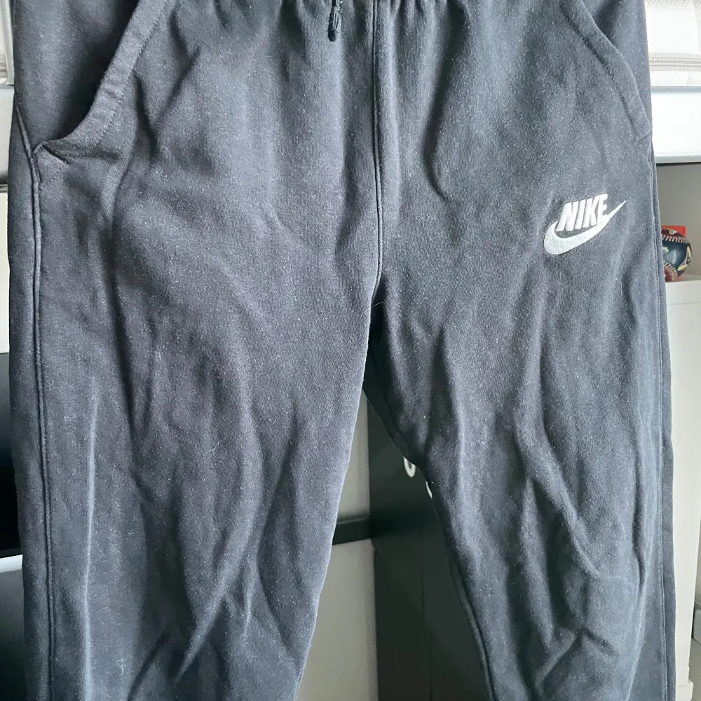 Säljer ett Nike set med tröja och byxor. Se bilder för storlekar. Skulle säga att tröjans skick är 8/10 på grund av att den är lite solblekt men annars inga fel. Byxorna är 10/10 som nya. Passar som en s. Pris 400 kr . Tröjor & Koftor.